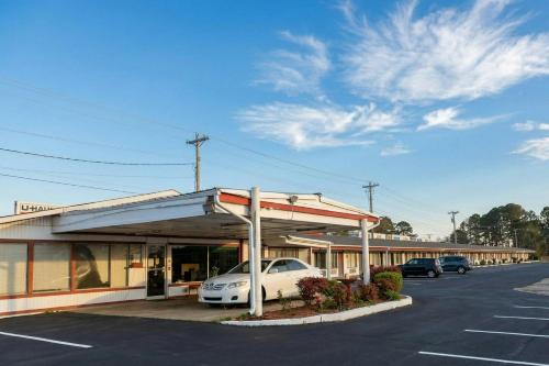 a gas station with a car parked in a parking lot at Delight Inn Little Rock Benton I-30 in Benton