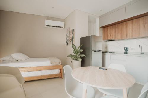 a small apartment with a table and a kitchen at Magaly House in Sincelejo