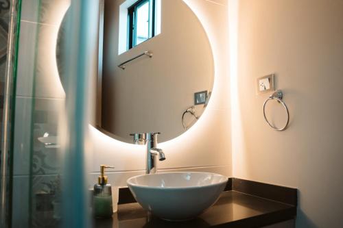 a bathroom with a bowl sink and a mirror at Magaly House in Sincelejo