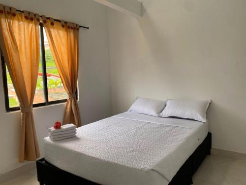 a bed in a room with a window at apartamento dúplex con balcón y central in Estación El Salto