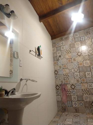 a bathroom with a sink and a mirror at Casa Las Pencas in Maimará