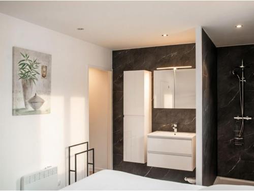 a bathroom with a sink and a mirror at Lac Bleu 39 en 40 combi in Lacapelle-Marival