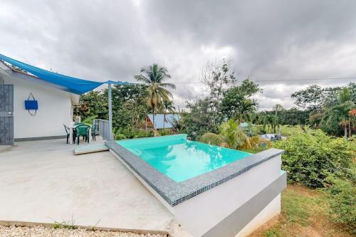 a swimming pool in the backyard of a house at La Rana in San Ignacio