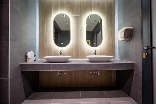zwei Waschbecken in einem Badezimmer mit zwei Spiegeln in der Unterkunft Amalia in Donji Morinj