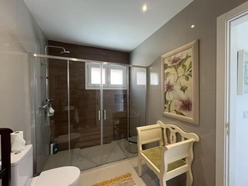a bathroom with a glass shower and a toilet at RM MAISON by Rui & Mi in Tomar