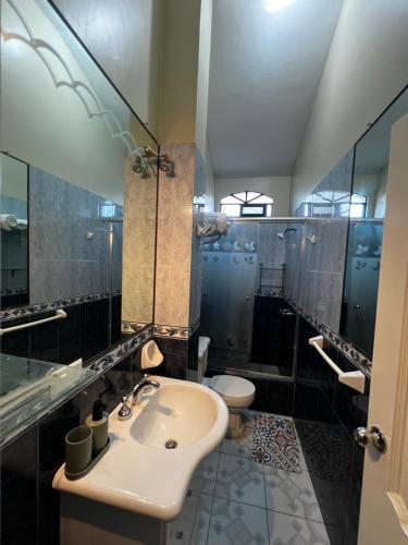 a bathroom with a sink and a toilet at Habitación Mantarraya in Manta