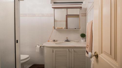ポンタ・ド・ソルにあるHome Lucasのバスルーム(洗面台、鏡、トイレ付)