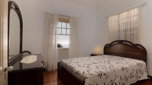 ポンタ・ド・ソルにあるHome Lucasのベッドルーム(ベッド1台、窓付)