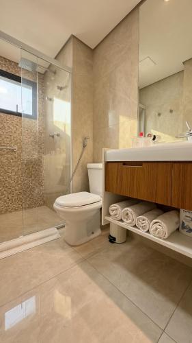a bathroom with a toilet and a shower and a sink at Ibirapuera Privilege - Suíte Deluxe Moema in São Paulo