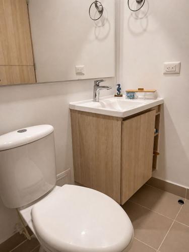 ein Badezimmer mit weißer Toilette und Waschbecken in der Unterkunft Apartamento nuevo en Cartagena, Serena del Mar - INAWA in Cartagena de Indias