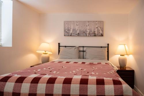 a bedroom with a bed with two lamps at Cheng Rental in Surrey