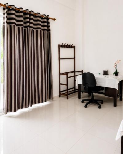 an office with a desk and a chair in a room at Hilltop Retreat Matale in Matale