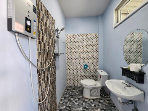 a bathroom with a toilet and a sink at Maderlar Farm Restaurant & Resort in Ban Kao Lieo