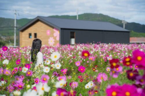 a field of flowers in front of a building at なかつい陣屋 in Fujita