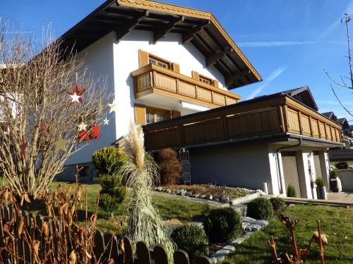a house with a balcony on top of it at Haus Rosi in Uttendorf