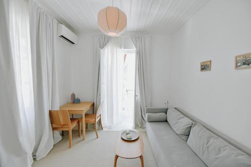 Theros Hydra apartment