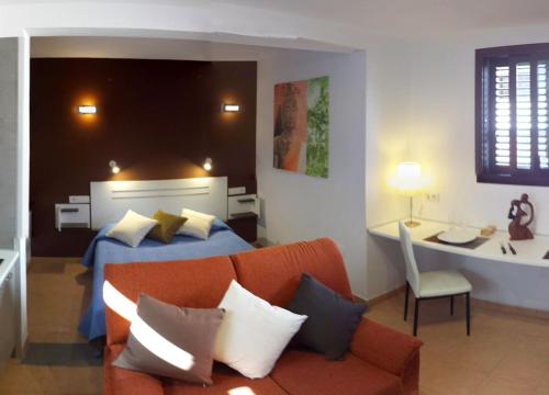 A bed or beds in a room at Residential Majada Apartments
