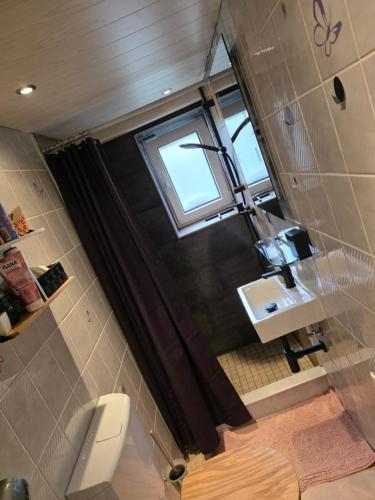an overhead view of a bathroom with a toilet and a window at klein aber fein in Freudenthal