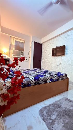a bedroom with a bed in a room at Savera hommes in Ghaziabad