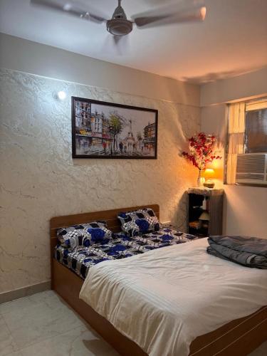 a large bed in a bedroom with a ceiling at Savera hommes in Ghaziabad
