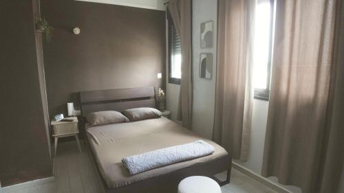 a small bedroom with a bed and a window at Beauty apartment 3 rooms wi-fi in Netanya