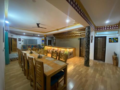 a dining room with a long table and chairs at The shore in Hundar