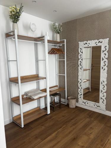 a room with two shelves and a mirror at Les Chambres Salonaises in Salon-de-Provence