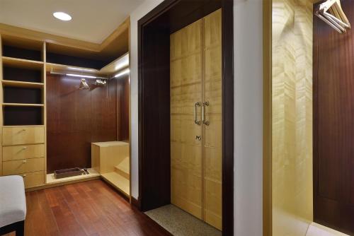 Al Husn Hotel Muscat — Photo of the whole room