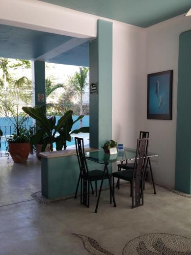 una sala da pranzo con tavolo e sedie di Delphinus Inn a Santa Cruz Huatulco