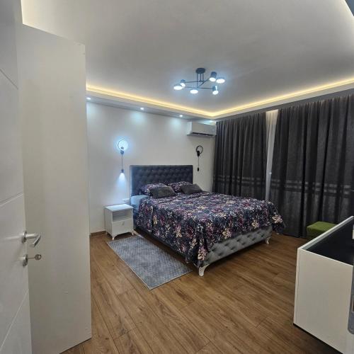 a bedroom with a bed with a purple bedspread at Stan na dan Bijeljina centar 2 in Bijeljina