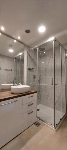 ein Badezimmer mit Dusche, Waschbecken und Badewanne in der Unterkunft Bonaca in Selca