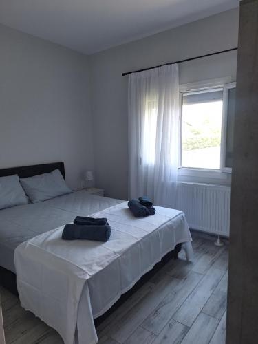 a bedroom with a bed with two towels on it at VILLA HAWAii in Nea Moudania