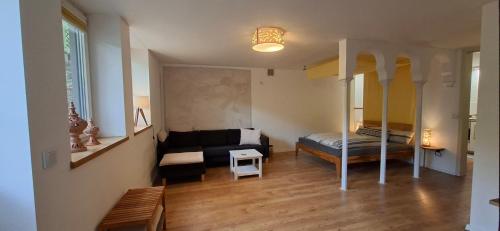 ein Wohnzimmer mit Sofa und Bett in der Unterkunft Downstairs6b WIEDERERÖFFNUNG IM JULI ! in Dipperz