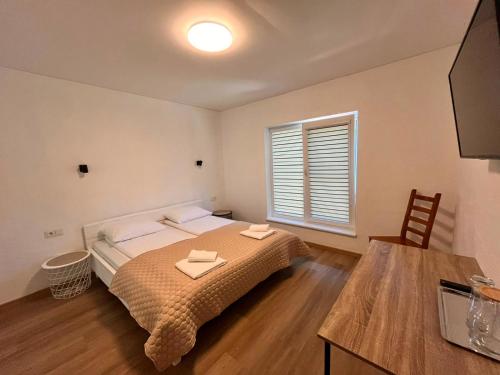 a bedroom with a bed with two napkins on it at Pakalnės sodyba in Skverbai