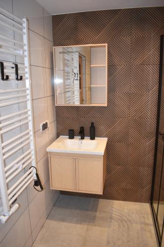a bathroom with a sink and a mirror at Pokoje gościnne u Kasecki in Murzasichle