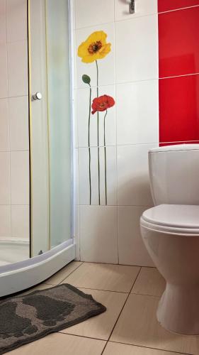 a bathroom with a toilet and a glass shower at Пані Анна in Kamianets-Podilskyi