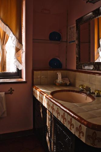 a bathroom with a tub and a mirror at Villa Bonita Les Terrasses in Cuernavaca