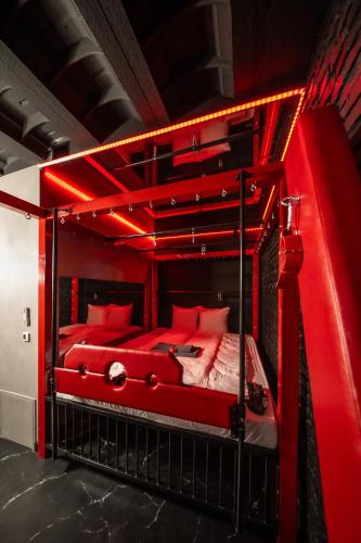 ein rotes Zimmer mit einem Bett mit roten Lichtern in der Unterkunft Apartament69 in Gliwice