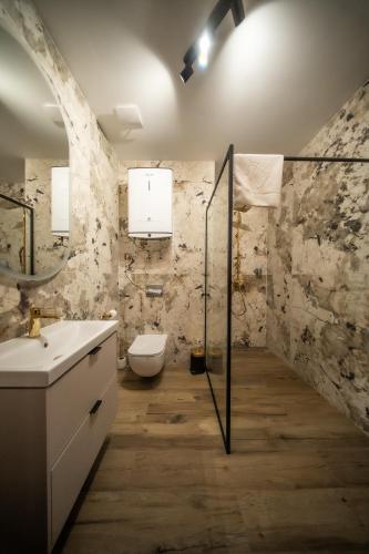 ein Badezimmer mit Waschbecken und Toilette in der Unterkunft Apartament69 in Gliwice