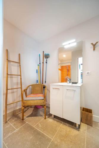 a kitchen with a chair and a sink and a ladder at Les Grandes Vagastines in Saint-Germain-du-Plain
