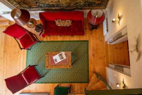 an overhead view of a dining room table and chairs at Les Petits Princes, expérience unique à Polignac in Polignac