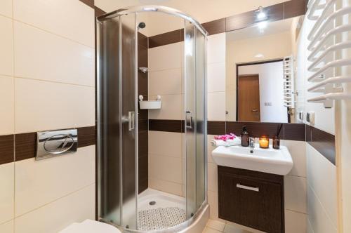 a bathroom with a shower and a sink at Gwarek Ośrodek nad Morzem Pokoje z wyżywieniem in Międzywodzie