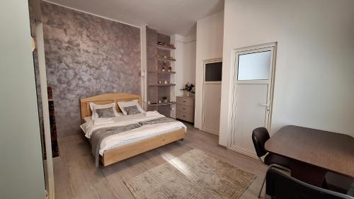 a bedroom with a bed and a desk in it at MaraStudio in Caşoca