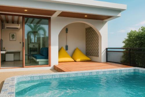 ein Haus mit Swimmingpool und Terrasse in der Unterkunft Le Resort and Villas in Rawai Beach