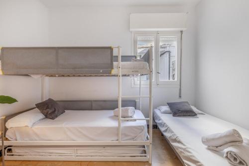 a room with two bunk beds and a window at Cambrils in Cambrils