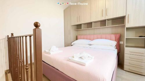 a bedroom with a bed with two towels on it at Il Volto, Terre Marine in Pignone