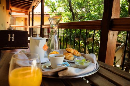 una mesa con un plato de comida y un vaso de zumo de naranja en Hotel Rural Casa de Los Camellos en Agüimes