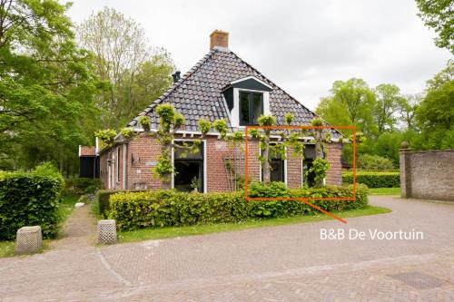 a house with a garden in front of it at B&B Stinzenflora - Gezellige accommodatie tussen groen en historie in Cornjum