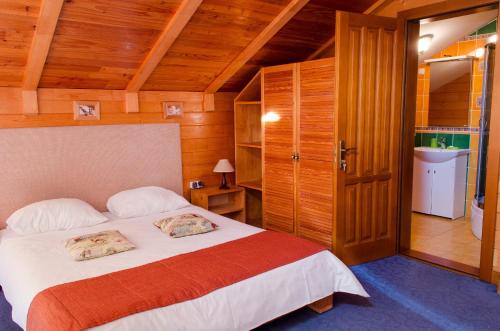 Un dormitorio con una cama en una habitación con paredes de madera. en Chalet Mont Blanc, en Yaremche