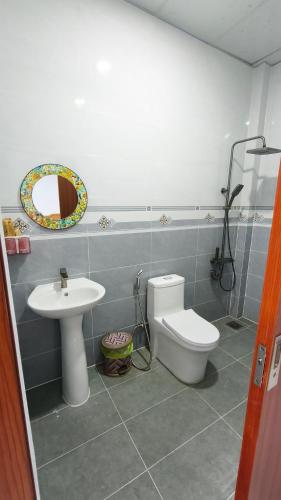 a bathroom with a toilet and a sink at Mango Homestay Hà Tiên in Hà Tiên